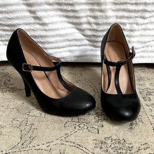 Black close toe heel